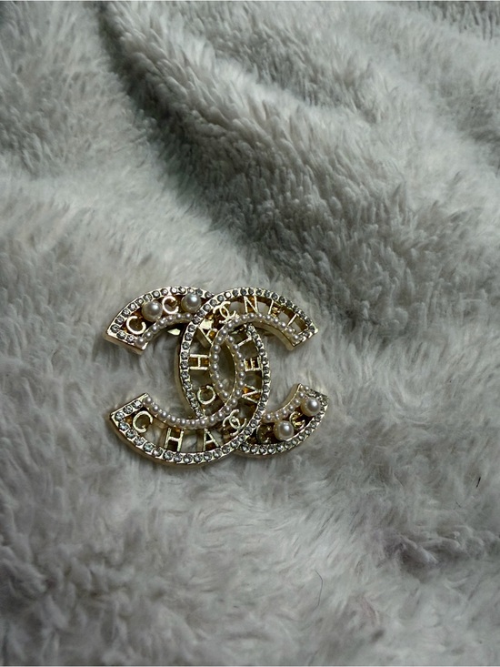 Fas.hion Jewelry - Gold-Tone Pearl & Crystal Interlocking Logo Brooch -